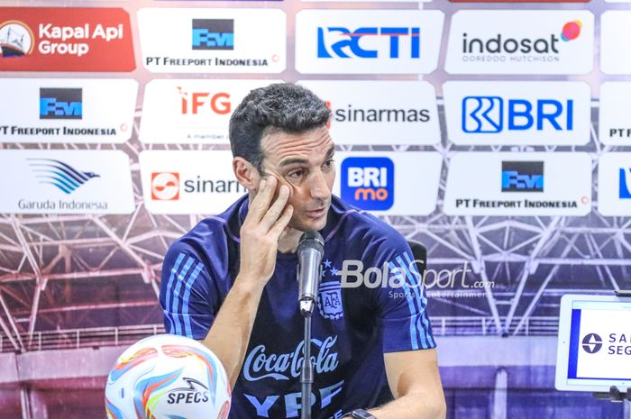 Pelatih timnas Argentina, Lionel Scaloni, sedang memberikan keterangan kepada awak media dalam sesi jumpa pers di Media Center Stadion Utama Gelora Bung Karno, Senayan, Jakarta, Minggu (18/6/2023) malam.