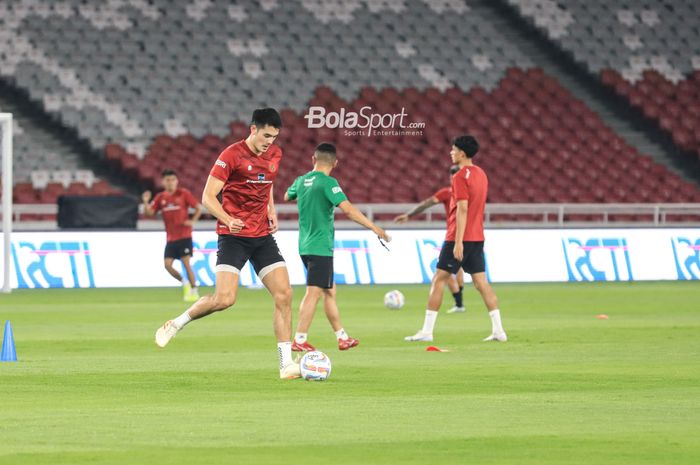 Elkan Baggott (kiri) sedang berlatih bersama timnas Indonesia di Stadion Utama Gelora Bung Karno, Senayan, Jakarta, Minggu (18/6/2023).