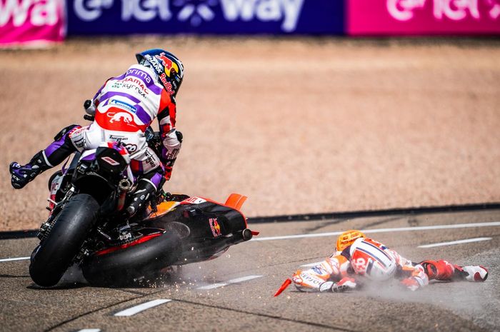 Insiden tubrukan antara Marc Marquez (Repsol Honda) dan Johann Zarco (Prima Pramac Racing) pada P2 MotoGP Jerman 2023