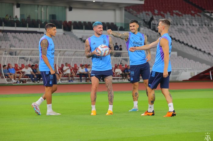 Pemain Timnas Argentina, Leandro Paredes (tengah kanan), tampak tengah bercanda dengan rekan setimnya dalam sesi latihan di Stadion Utama Gelora Bung Karno. Sabtu (17/6/2023).