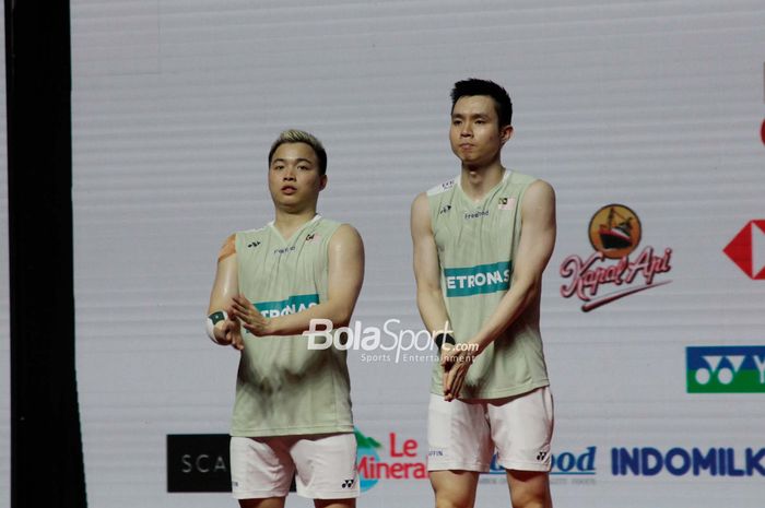 Pasangan ganda putra Malaysia, Aaron Chia/Soh Wooi Yik, berdiri di podium runner-up Indonesia Open 2023 di Istora Senayan, Jakarta, Minggu, 18 Juni 2023