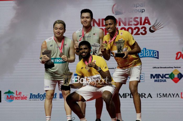 Ganda putra Malaysia, Aaron Chia/Soh Wooi Yik, dan Satwiksairaj Rankireddy/Chirag Shetty sebagai kampiun Indonesia Open 2023 berpose di podium di Istora Senayan, Jakarta, Minggu, 18 Juni 2023