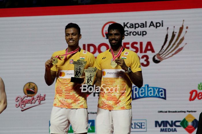 Ganda putra India, Chirag Shetty dan Satwiksairaj Rankireddy, berpose dengan medali emas yang mereka dapatkan usai menjuarai Indonesia Open 2023.