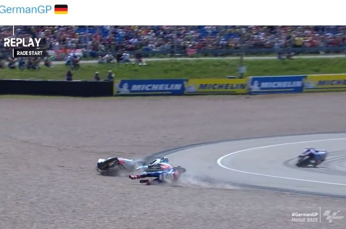Momen pembalap Pertamina Mandalika SAG, Bo Bendsneyder terjatuh saat balapan Moto2 Jerman 2023, Minggu (18/6/2023) baru barusia satu putaran.