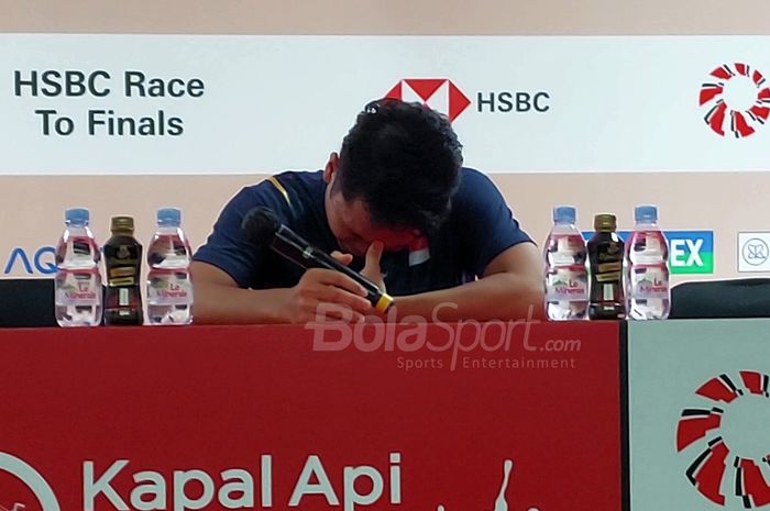 Tangis haru tunggal putra Indonesia, Anthony Sinisuka Ginting, saat membahas dukungan dari kedua orangtuanya setelah kalah dari wakil Denmark, Viktor Axelsen, di final Indonesia Open 2023, Minggu (18/6/2023).