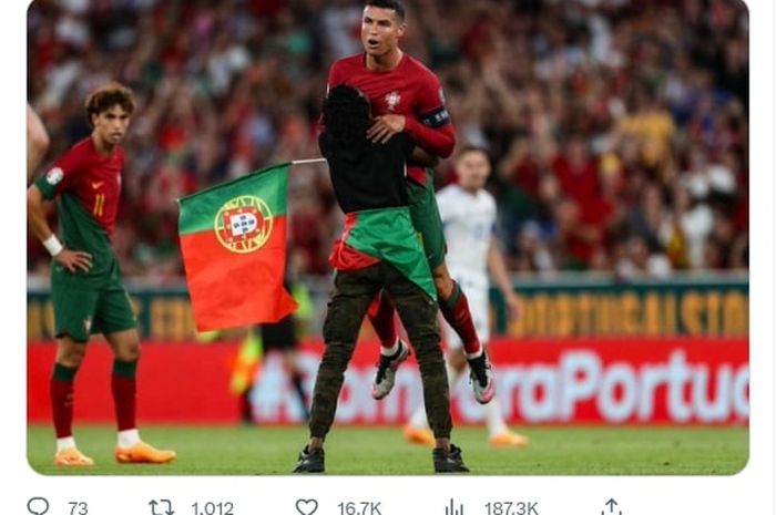 Setelah Lionel Messi, Cristiano Ronaldo juga dipangku penyusup lapangan dalam duel timnas Portugal vs Bosnia-Herzegovina di Kualifikasi Euro 2024 (17/6/2023).