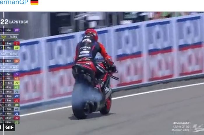Sepeda motor Maverick Vinales mengeluarkan asap pada MotoGP Jerman 2023, Minggu petang (18/6/2023) WIB yang didominasi Ducati.
