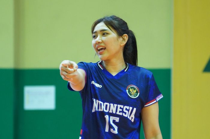 Pebola voli putri Indonesia, Yolla Yuliana, di tengah latihan persiapan AVC Challenge Cup 2023 di Gresik, Jawa Timur.