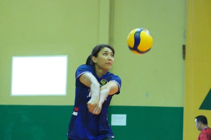 Pebola voli putri Indonesia, Yolla Yuliana, di tengah latihan persiapan AVC Challenge Cup 2023 di Gresik, Jawa Timur.