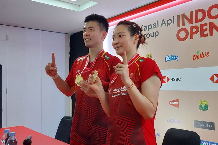 Ganda campuran China, Zheng Si Wei/Huang Ya Qiong, dalam konferensi pers Indonesia Open 2023 setelah menang atas wakil Jepang Yuta Watanabe/Arisa Higashino di babak final di Istora Senayan, Jakarta, pada Minggu (18/6/2023)