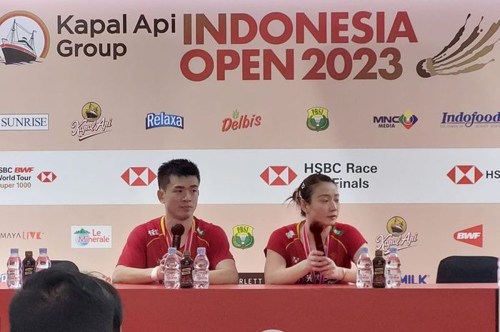 Ganda campuran China, Zheng Si Wei/Huang Ya Qiong, dalam konferensi pers Indonesia Open 2023 setelah menang atas wakil Jepang Yuta Watanabe/Arisa Higashino di babak final di Istora Senayan, Jakarta, pada Minggu (18/6/2023).