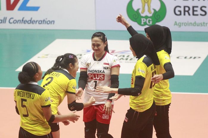 Timnas voli putri Indonesia saat tampil menghadapi Makau pada laga pembuka AVC Challenge Cup 2023 yang digelar di GOR Tri Dharma, Gresik, Minggu, 18 Juni 2023
