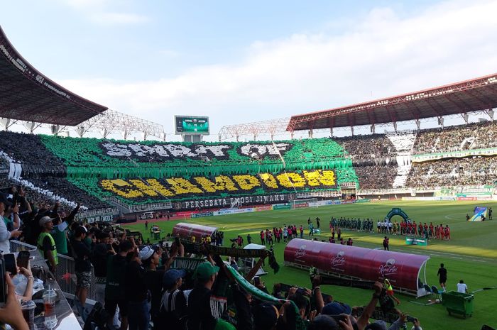 Aksi Bonek saat laga Persebaya Surabaya vs Persija Jakarta di Stadion Gelora Bung Tomo, Surabaya, Minggu (18/6/2023).