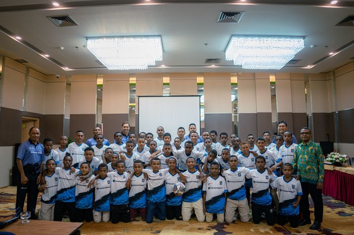 Sebanyak 50 putra Papua bersiap menjadi pemain Papua Football Academy (PFA), akademi sepak bola yang disponsori oleh PT Freeport Indonesia. 
