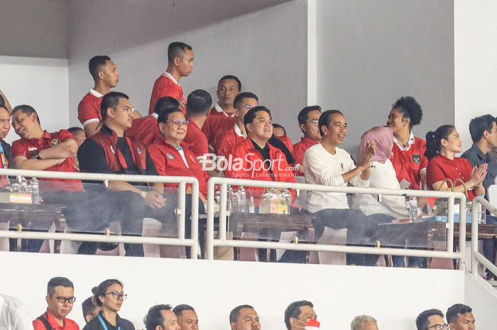 Presiden Republik Indonesia, Joko Widodo dan Ketua Umum PSSI Erick Thohir di tribun menonton laga timnas Indonesia vs Argentina di SUGBK, Senin (19/6/2023).