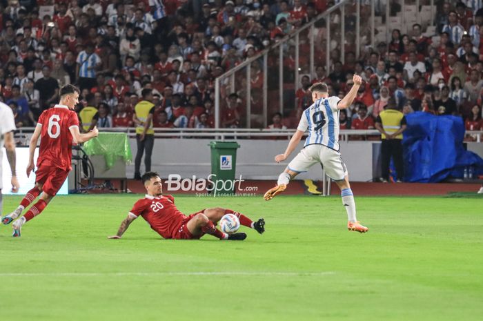 Pemain Timnas Indonesia Shayne Pattynama berduel dengan Julian Alvarez di SUGBK, Senin (19/6/2023).