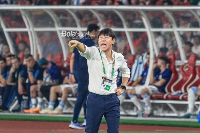 Pelatih timnas Indonesia, Shin Tae-yong, terlihat masih sibuk memantau pemain Liga 1 hingga menemui PSSI membahas soal teknis naturalisasi.