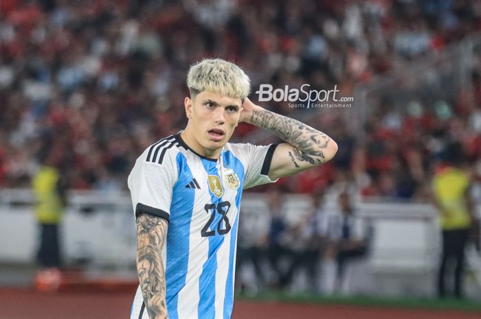 Pemain timnas Argentina, Alejandro Garnacho, sempat memegangi kepalanya saat berlaga di Stadion Utama Gelora Bung Karno, Senayan, Jakarta, Senin (19/6/2023) malam. Garnacho kini resmi akan terus membela timnas Argentina.