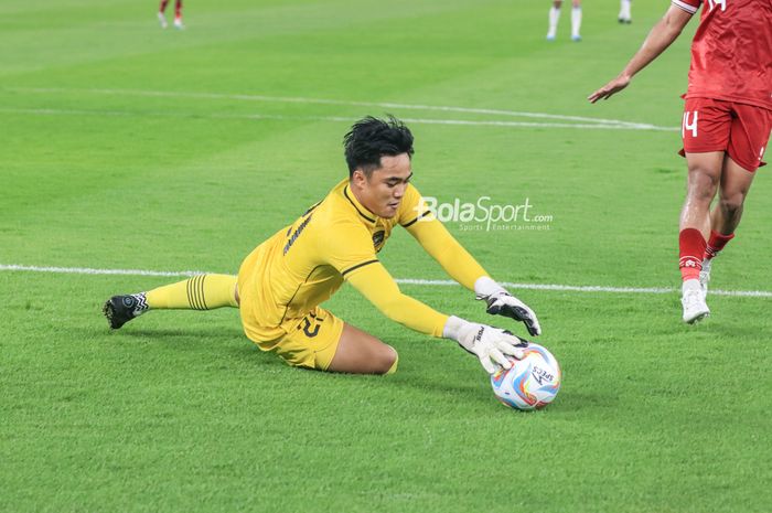 Kiper timnas Indonesia, Ernando Ari Sutaryadi, sedang menangkap bola saat berlaga di Stadion Utama Gelora Bung Karno, Senayan, Jakarta, Senin (19/6/2023) malam.