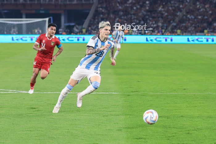 Pemain timnas Argentina, Alejandro Garnacho (kanan), sedang mengejar bola saat berlaga di Stadion Utama Gelora Bung Karno, Senayan, Jakarta, Senin (19/6/2023) malam.