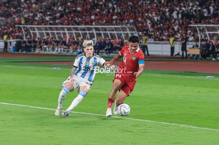 Bek sayap kanan timnas Indonesia, Asnawi Mangkualam Bahar (kanan), sedang mengecoh pemain timnas Argentina bernama Alejandro Garnacho (kiri) saat bertanding di Stadion Utama Gelora Bung Karno, Senayan, Jakarta, Senin (19/6/2023) malam.