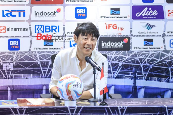 Pelatih timnas Indonesia, Shin Tae-yong, sedang memberikan keterangan kepada awak media di Media Center Stadion Utama Gelora Bung Karno, Senayan, Jakarta, Senin (19/6/2023) malam.