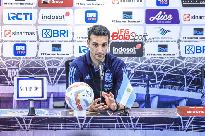 Pelatih timnas Argentina, Lionel Scaloni, sedang memberikan keterangan kepada awak media di Media Center Stadion Utama Gelora Bung Karno, Senayan, Jakarta, Senin (19/6/2023) malam.