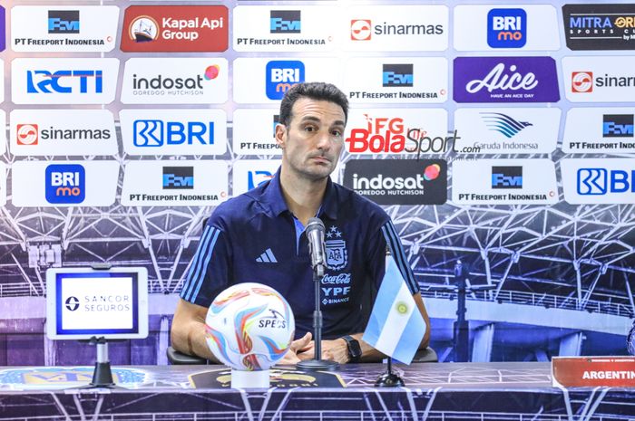 Pelatih timnas Argentina, Lionel Scaloni, sedang memberikan keterangan kepada awak media di Media Center Stadion Utama Gelora Bung Karno, Senayan, Jakarta, Senin (19/6/2023) malam.