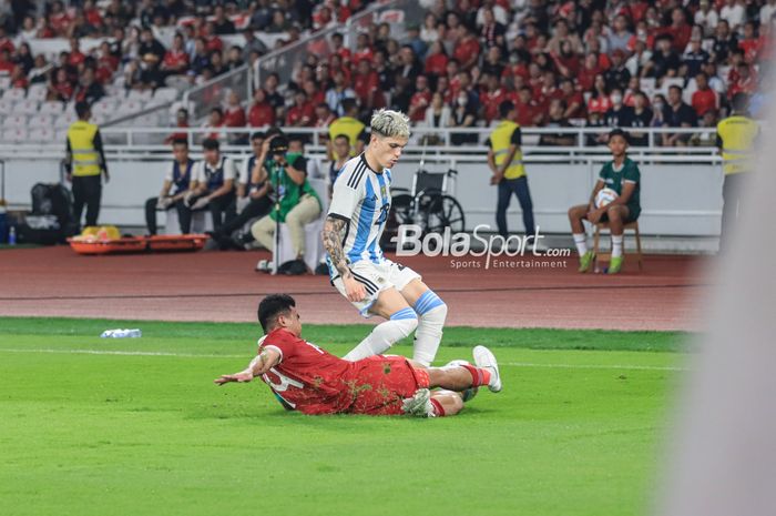 Bek sayap kanan timnas Indonesia, Asnawi Mangkualam Bahar (kiri), sedang menekel bola yang dikuasai pemain timnas Argentina bernama Alejandro Garnacho (kanan) di Stadion Utama Gelora Bung Karno, Senayan, Jakarta, Senin (19/6/2023) malam.