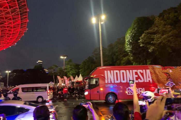  Bus timnas Indonesia dan Argentina disambut meriah suporter saat tiba di Stadion Utama Gelora Bung Karno (SUGBK), Senayan, Jakarta Pusat, Senin (19/6/2023).