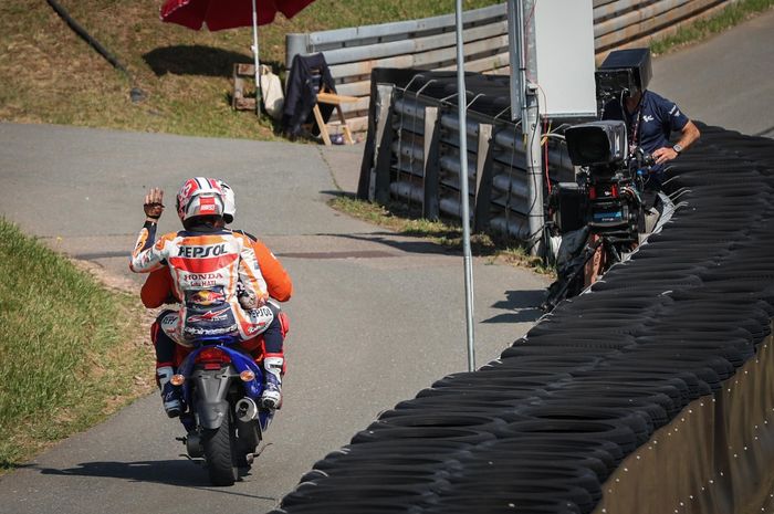 Pembalap Repsol Honda, Marc Marquez usai mengalami kecelakaan pada sesi pemanasan MotoGP Jerman 2023, Minggu (18/6/2023)