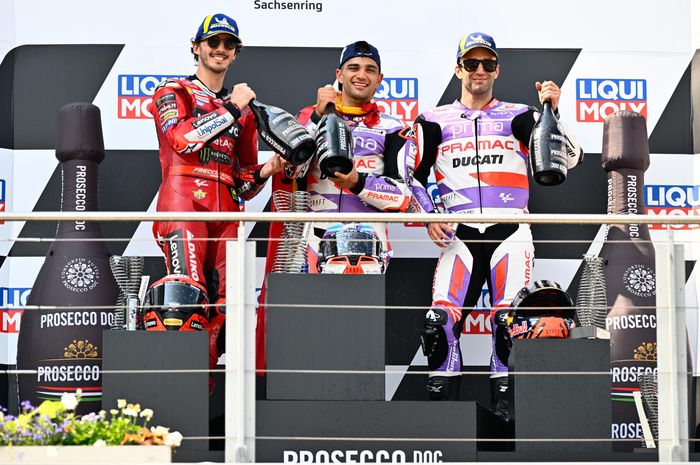 Dari kiri ke kanan, Francesco Bagnaia (Ducati), Jorge Martin (Prima Pramac), Johann Zarco (Prima Pramac) di podium MotoGP Jerman 2023 di Sachsenring, Minggu (18/6/2023).
