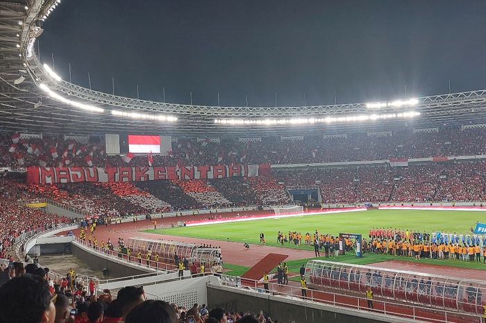 Spanduk semangat dari pendukung timnas Indonesia dalam laga melawan Argentina di Stadion Utama Gelora Bung Karno (SUGBK), Senayan, Jakarta, Senin (19/6/2023).