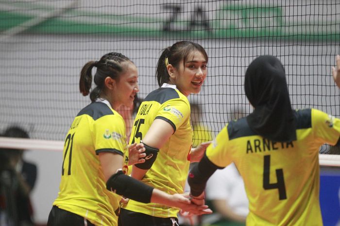 Aulia Suci Nurfadila (kiri), Yolla Yuliana (tengah), Arneta Putri Amelian (kanan) saat beraksi membela timnas Voli Putri Indonesia melawan Makau pada AVC Challenge Cup 2023, Minggu (18/6/2023)