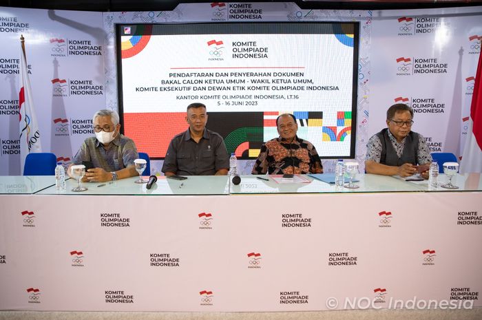 Ketua Tim Penjaring Ngatino (kedua dari kanan) dalam konferensi pers jelang kongres Komite Olimpiade Indonesia (NOC Indonesia), Senin (19/6/2023) di Gedung KOI, Senayan, Jakarta.