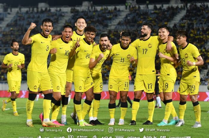 Pemain naturalisasi Timnas Malaysia Paulo Josue (17) dan rekan setimnya berselebrasi seusai membantai Papua Nugini tanpa ampun dalam FIFA Matchday 20 Juni 2023.