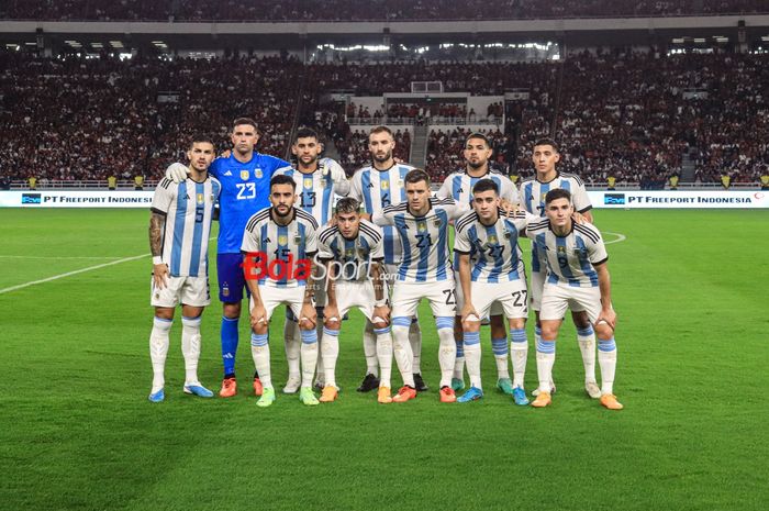 Skuad timnas Argentina (skuat timnas Argentina) sedang berfoto bersama jelang berlaga pada FIFA Matchday di Stadion Utama Gelora Bung Karno, Senayan, Jakarta, Selasa (20/6/2023) malam.