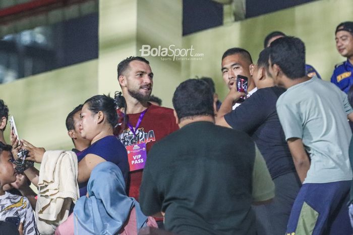 Striker asing pemain Persija Jakarta, Marko Simic (depan), sedang bersua foto dengan sejumlah The Jakmania (suporter Persija) di Stadion PTIK, Blok M, Jakarta, Rabu (21/6/2023) malam.