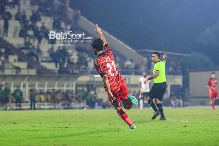 Pemain Persija Jakarta, Alfriyanto Nico, sedang melakukan selebrasi seusai mencetak gol dalam laga uji coba di Stadion PTIK, Blok M, Jakarta, Rabu (21/6/2023) malam.