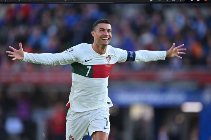 Cristiano Ronaldo merayakan gol ke gawang timnas Islandia dalam kualifikasi EURO 2024.