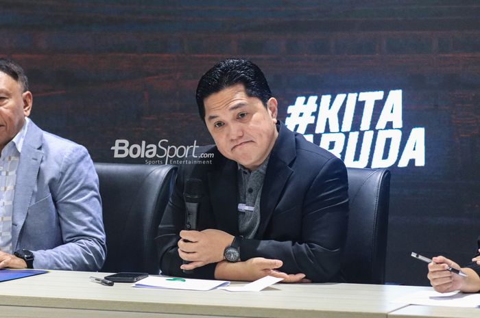Ketua Umum PSSI, Erick Thohir, sedang memberikan keterangan kepada awak media di GBK Arena, Senayan, Jakarta, Kamis (22/6/2023) siang.