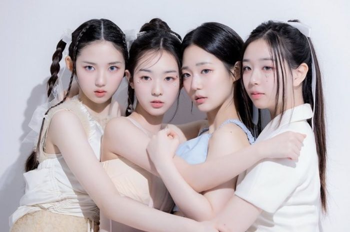 Lagu Baru TripleS +(KR)ystal Eyes, Ini Lirik Touch Lengkap dengan