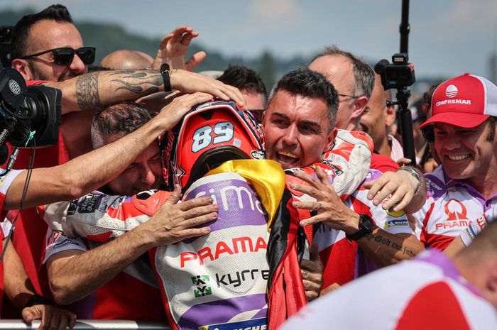 Jorge Martin berpelukan dengan kru tim Prima Pramac Ducati usai jadi juara MotoGP Jerman 2023, di Sirkuit Sachsenring, Jerman, Minggu (18/6/2023)
