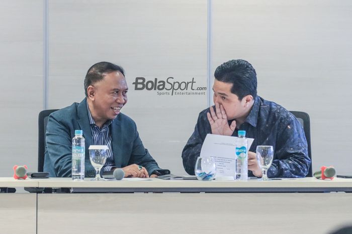 Ketua Umum PSSI, Erick Thohir (kanan), sedang berkomunikasi dengan wakilnya bernama Zainudin Amali (kiri) di Menara Danareksa, Gambir, Jakarta Pusat, Jumat (23/6/2023) siang.