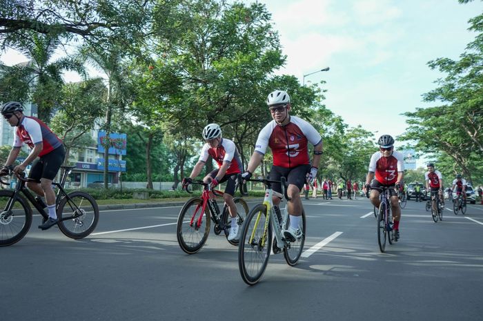 Ketua NOC Indonesia, Raja Sapta Oktohari (tiga dari kiri), mengajak masyarakat untuk tetap berolahraga di tengah kesibukan sehari-hari.
