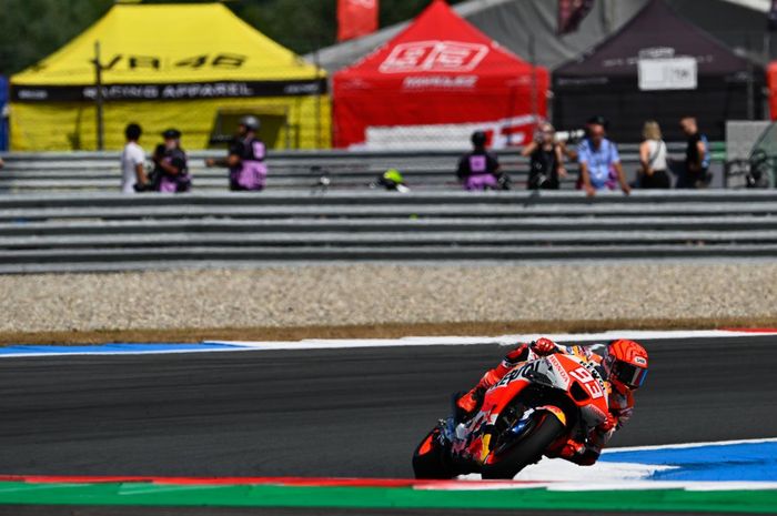 Pembalap Repsol Honda, Marc Marquez, saat menjalani sesi latihan (Practice) MotoGP Belanda 2023 di Sirkuit Assen, Jumat, 23 Juni 2023