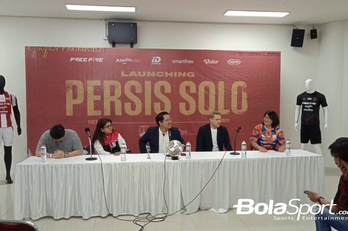 Sporting Director Persis Solo, Edwin Klok (dua dari kanan) dan jajaran manajemen klub serta pihak sponsor saat launching jersey musim 2023/2024 di Stadion Manahan, Solo, Sabtu (24/6/2023)
