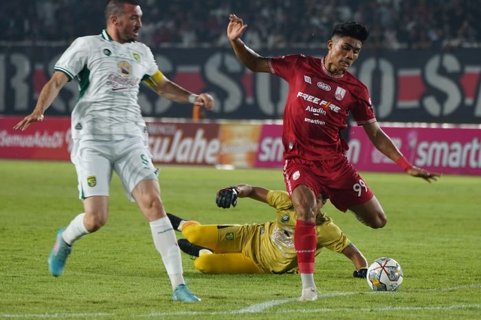 Pemain Persis Solo, Ramadhan Sananta saat laga lawan Persebaya Surabaya di Stadion Manahan, Solo, pada Sabtu (24/6/2023).