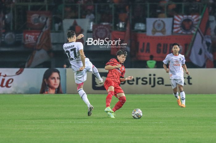 Pemain Persija Jakarta, Ryo Matsumura (kanan), sedang menguasai bola dalam laga uji coba di Stadion Patriot Candrabhaga, Bekasi, Jawa Barat, Minggu (25/6/2023) malam.