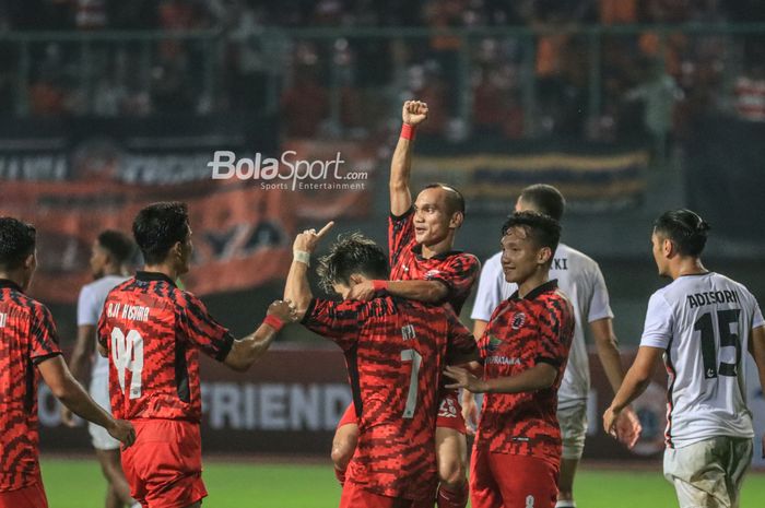 Pemain Persija Jakarta, Riko Simanjuntak, sedang melakukan selebrasi seusai mencetak gol  dalam laga uji coba di Stadion Patriot Candrabhaga, Bekasi, Jawa Barat, Minggu (25/6/2023) malam.